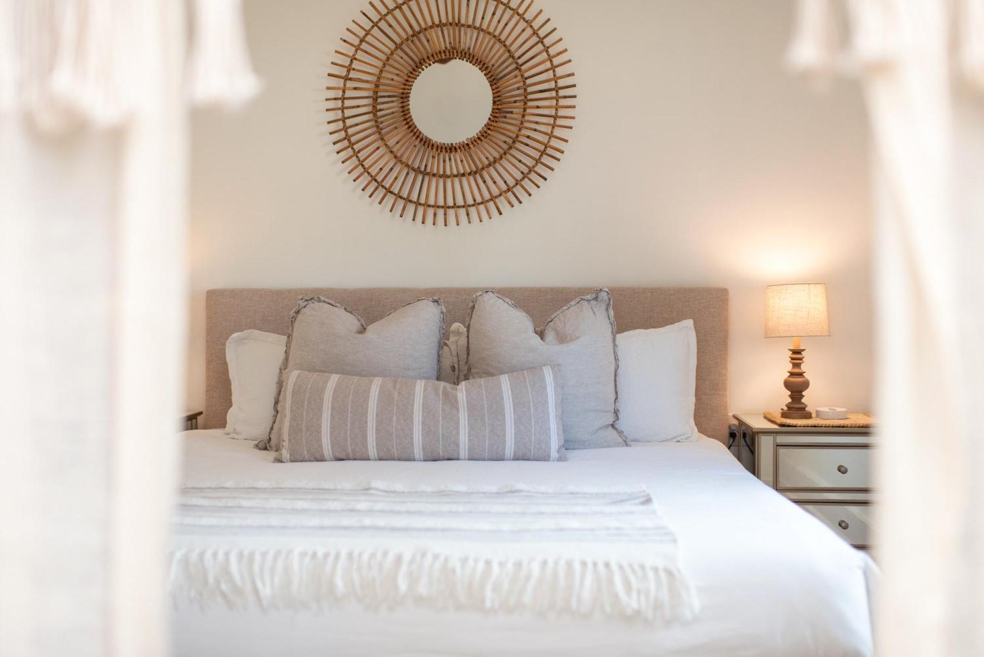 Le Petit Guesthouse -King Bed Walk To Whitworth Nine Mile Falls Екстер'єр фото