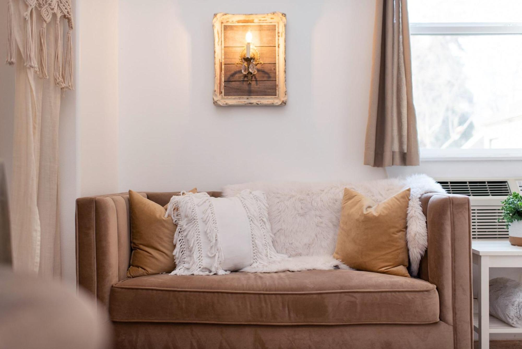 Le Petit Guesthouse -King Bed Walk To Whitworth Nine Mile Falls Екстер'єр фото