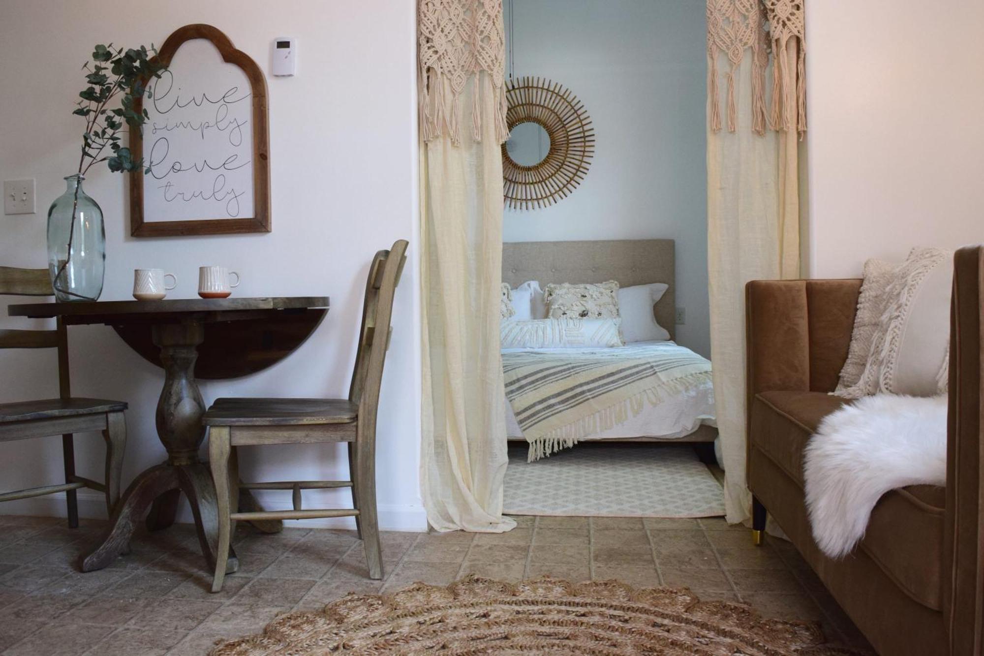 Le Petit Guesthouse -King Bed Walk To Whitworth Nine Mile Falls Екстер'єр фото