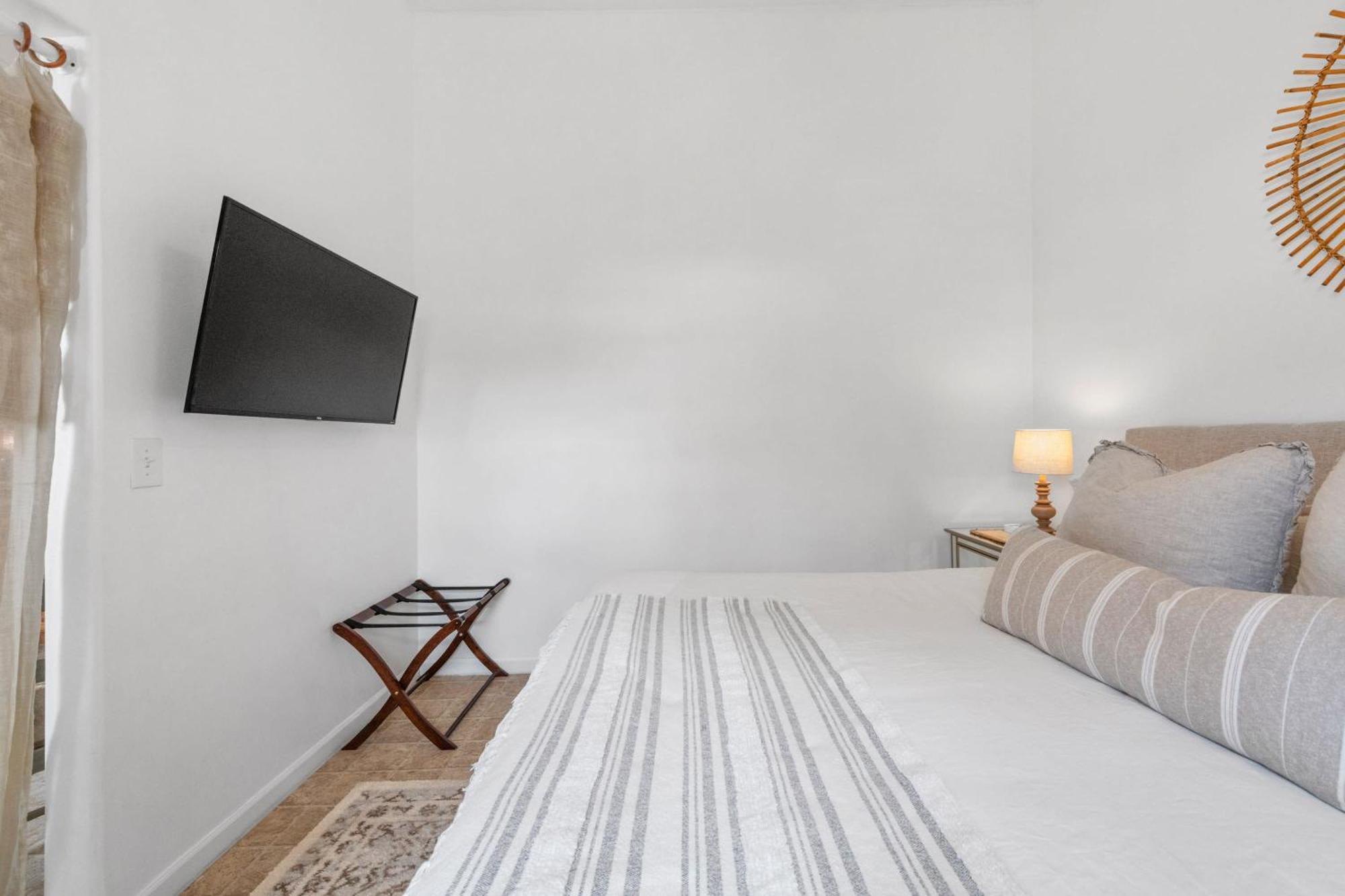 Le Petit Guesthouse -King Bed Walk To Whitworth Nine Mile Falls Екстер'єр фото
