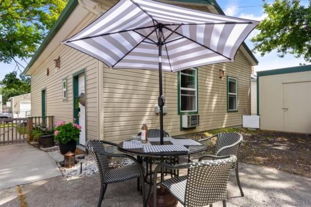 Le Petit Guesthouse -King Bed Walk To Whitworth Nine Mile Falls Екстер'єр фото